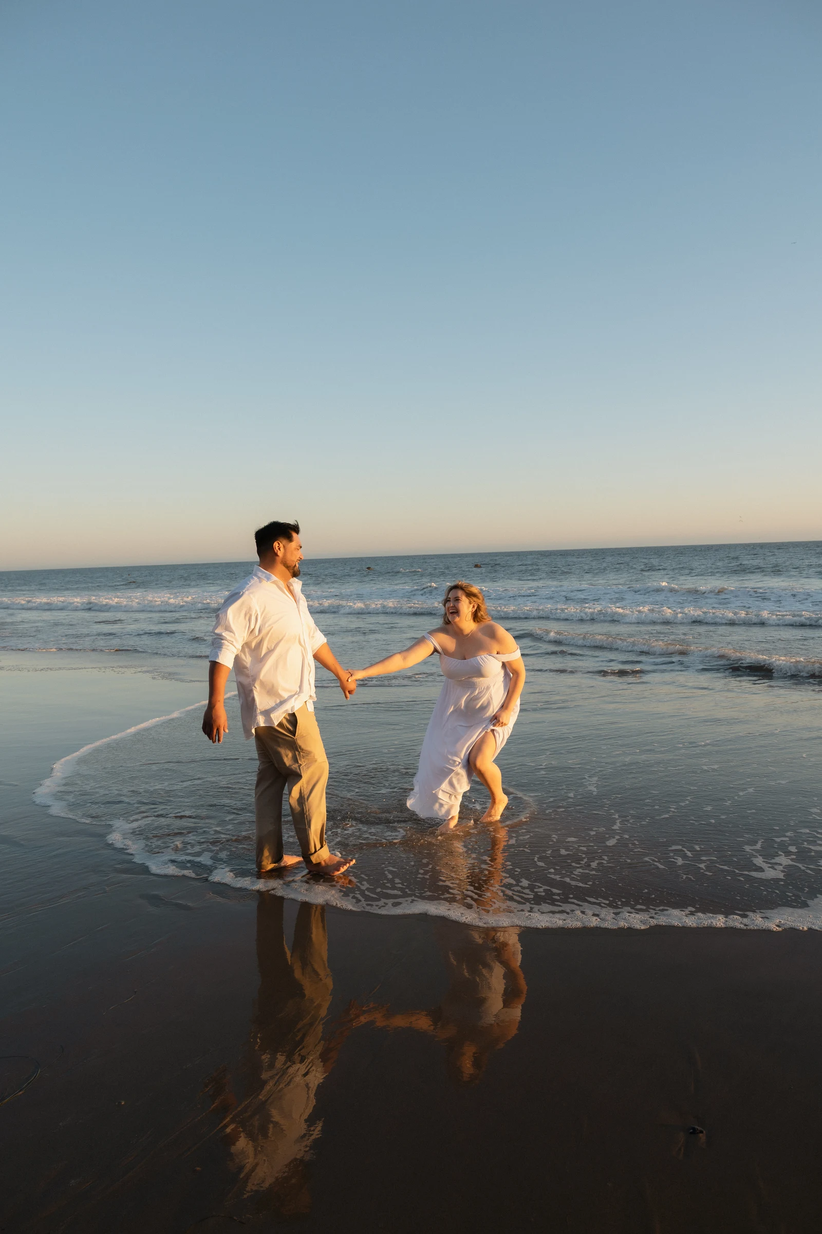 Couple eloping on the beach in Malibu
